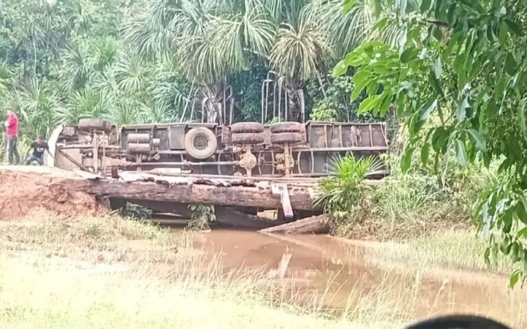 Caminhão tomba após ponte ceder no ramal do Canaraí, em Rodrigues Alves