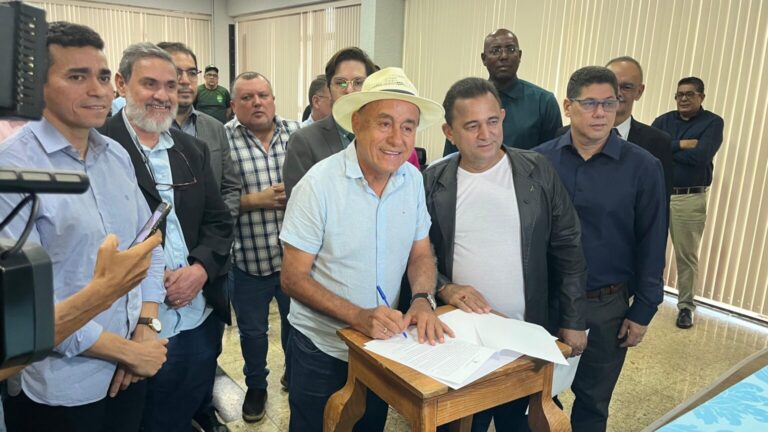 Bocalom sanciona lei que autoriza uso da Bíblia nas escolas de Rio Branco
