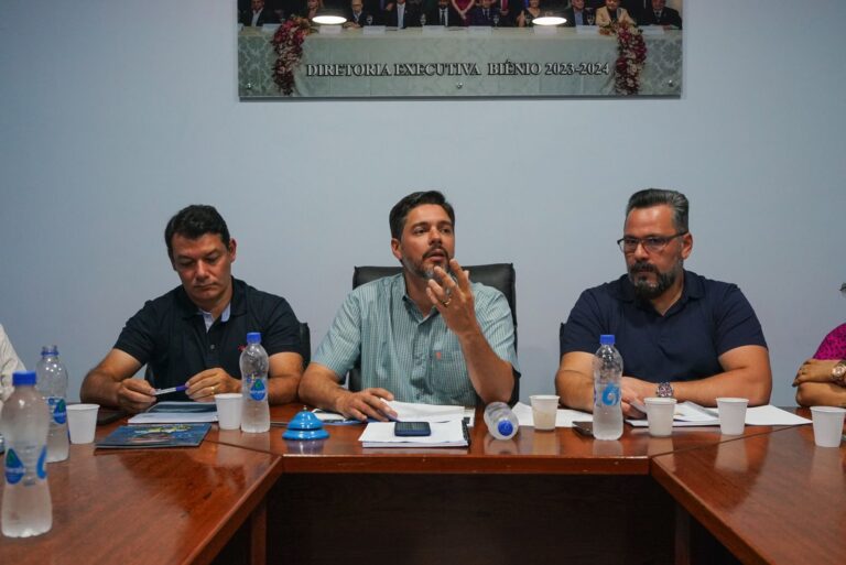 Alan Rick discute desenvolvimento do Acre com diretoria da Associação Comercial