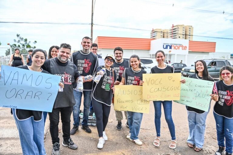 Grupo evangélico oferece oração, água e caneta à candidatos no primeiro dia do Enem em Rio Branco