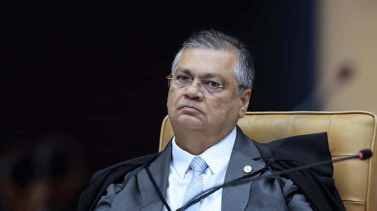 Dino manda tirar de circulação livros com conteúdo homofóbico
