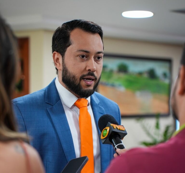 Jarude denuncia descaso com famílias acampadas em frente à Aleac e questiona prioridades do orçamento estadual