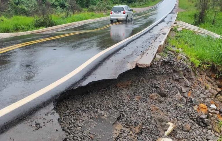 Trecho da BR-317 é parcialmente interditado após rompimento causado por forte chuva