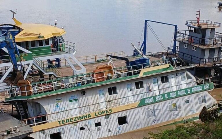 Corpo de Bombeiros realiza operação para resgatar UBS Fluvial de Rodrigues Alves afundada no Rio Juruá