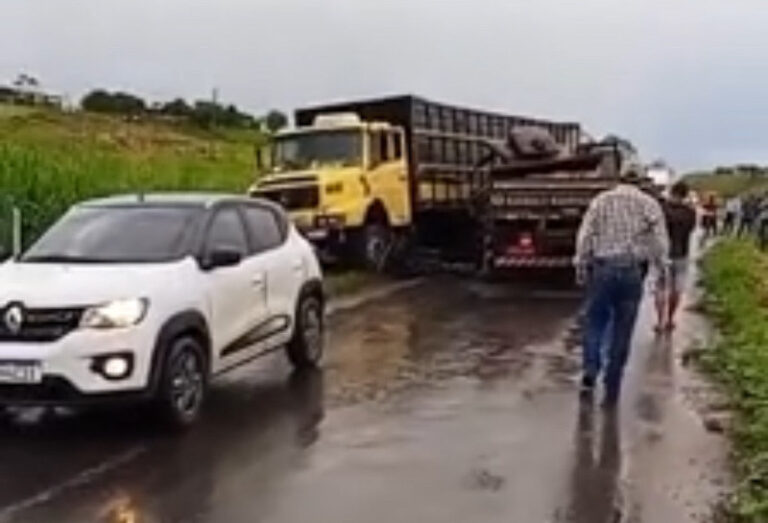 Acidente entre caminhões é registrado na BR-364, em Feijó; trânsito é interditado