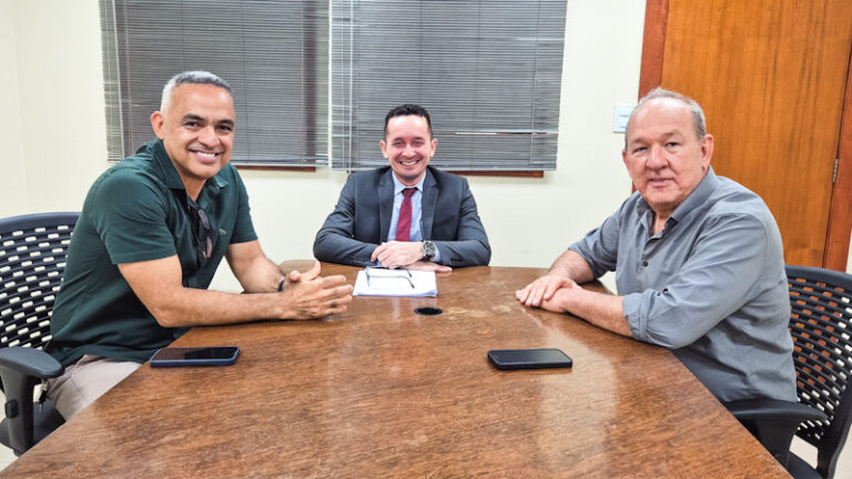 Adailton Cruz cobra avanços para a saúde e articula a implementação orçamentária do PCCR
