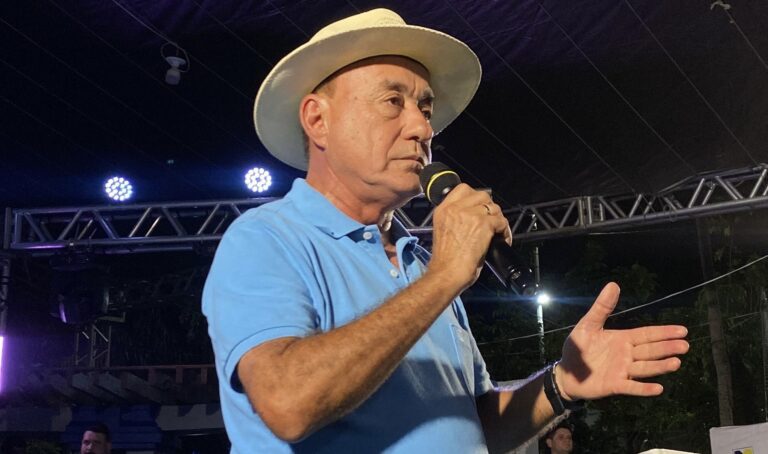 Bocalom inaugura luzes de Natal na Praça da Revolução em Rio Branco