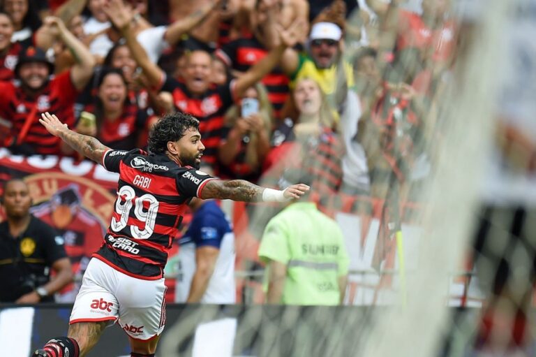 Predestinado na própria despedida, Gabigol dá adeus ao Flamengo com gol, festa e provocações à diretoria
