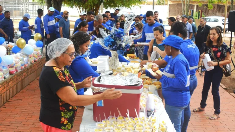 Moradores do Tropical homenageiam garis e margaridas com café da manhã e cestas básicas; ação acontece há 15 anos