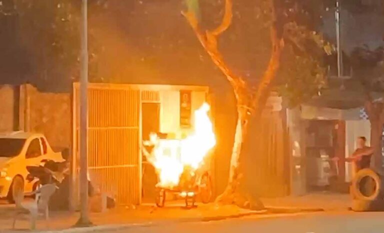 Vazamento de gás provoca incêndio em carrinho de pipoca causando susto no Centro de Rio Branco; veja o vídeo