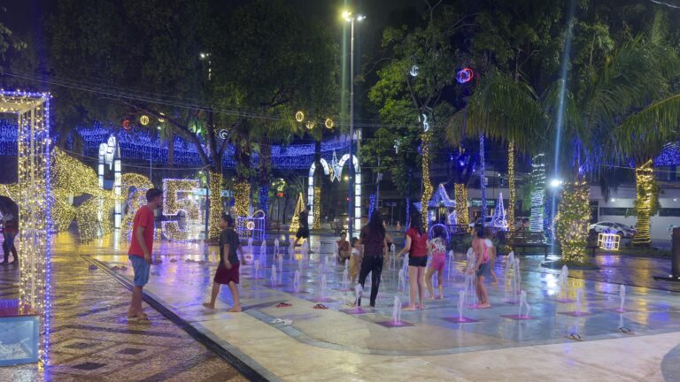Crianças transformam chuva em diversão, no Natal de Vida, Esperança e Dignidade, na Praça da Revolução
