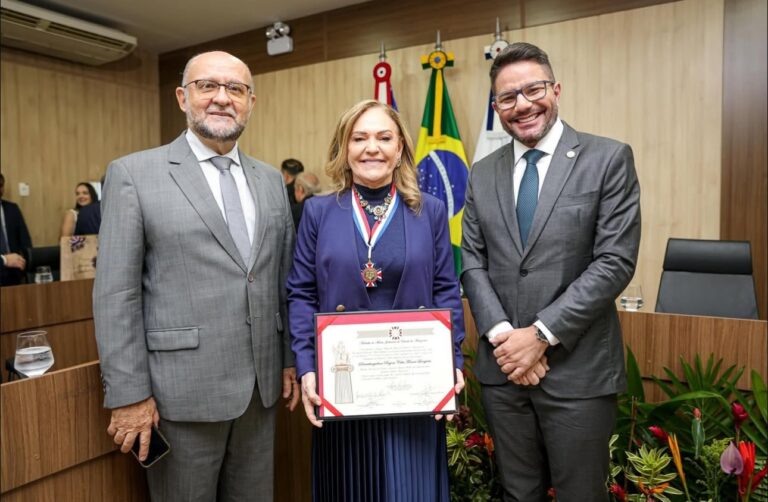 Ao lado de Gladson, presidente do TJAC, Regina Ferrari, recebe honraria em Manaus