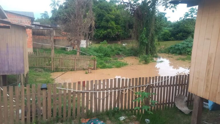 Rio Acre ultrapassa cota de alerta em Brasiléia e água atinge quintais de residências