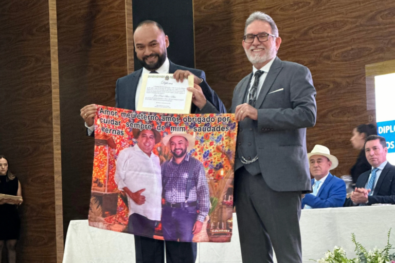 Durante diplomação, João Paulo Silva se emociona segurando bandeira com foto do pai, falecido após as eleições