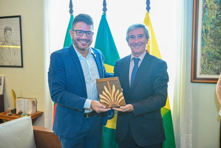 Gladson recebe embaixador de Portugal que está no Acre para abertura da exposição ’50 anos da Revolução dos Cravos’