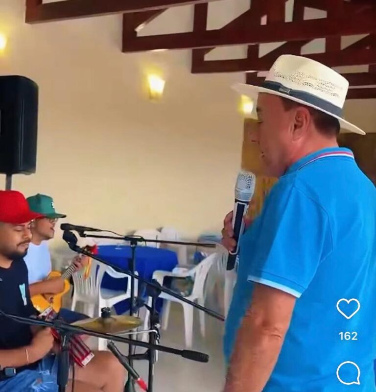 Bocalom ‘cai no samba’ e canta com grupo de pagode em confraternização da SDTI