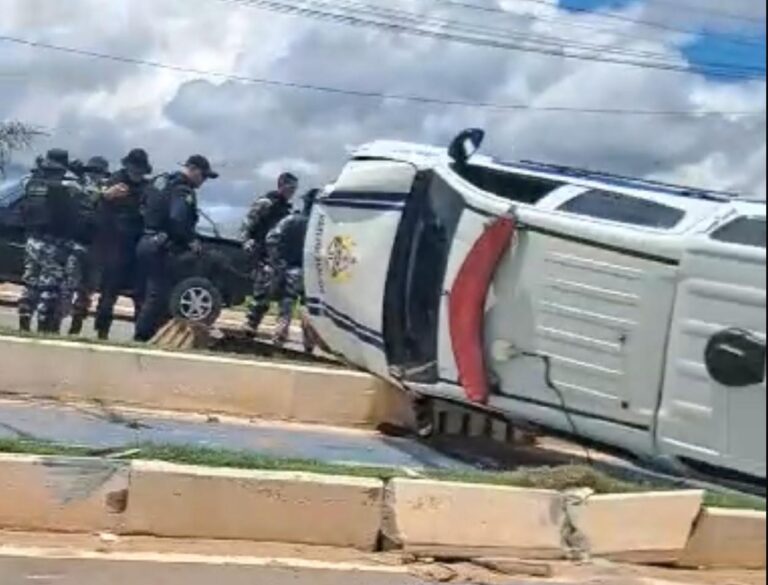 Urgente: Viatura da Polícia Militar capota na Via Chico Mendes, em Rio Branco; Veja o vídeo