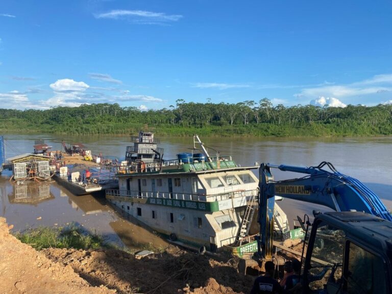 Governo do Acre realiza operação de resgate de unidade básica de saúde fluvial no Rio Juruá