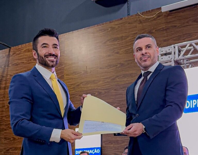Zé Lopes é diplomado pelo TRE e reforça mandato independente