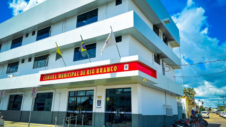 Parecer da Procuradoria da Câmara aponta irregularidades em PL que reajusta salários dos secretários de Rio Branco para R$ 28 mil