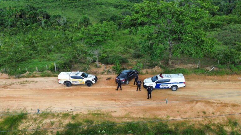 Criminosos invadem casa de policial, fazem três reféns e roubam pertences em Cruzeiro do Sul
