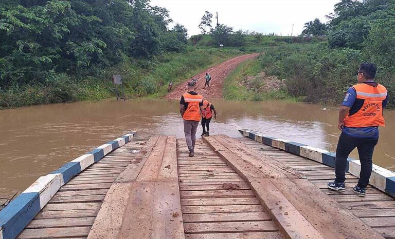 Chuvas intensas fazem ponte no Ramal Dois Irmãos, em Rio Branco, ficar submersa