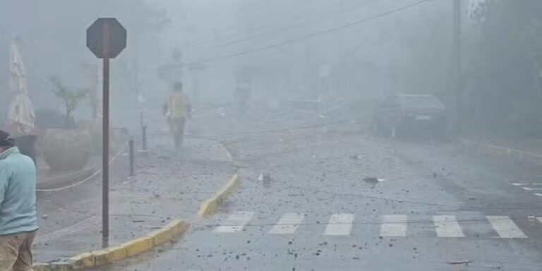 URGENTE: Avião cai e provoca incêndio em Gramado, no Rio Grande do Sul; veja o vídeo