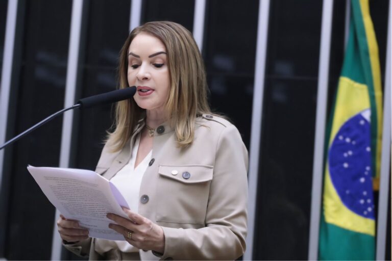 Socorro Neri relata PL que reforça combate à violência contra mulheres em instituições de ensino superior