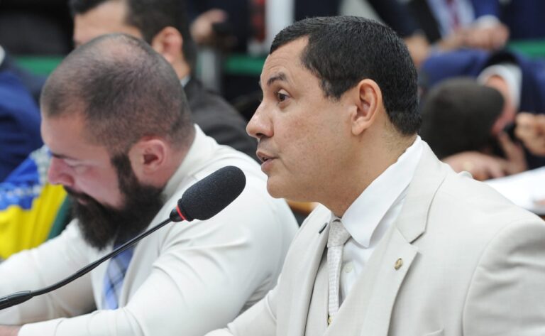 Após indicação de Coronel Ulysses, Governo publica portaria que permite aos policiais adquirir Armas de Fogo