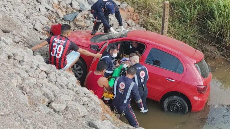 Mulher fica em estado gravíssimo após cair com carro dentro de igarapé em Rio Branco