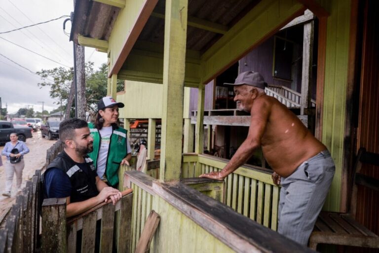 Vice-governadora Mailza dialoga com moradores afetados pela enchente do Rio Tarauacá e garante apoio social