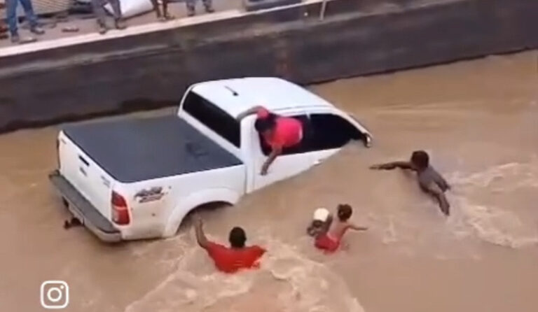Caminhonete cai no Rio Juruá e populares pulam na água para salvar criança e mulher; veja o vídeo
