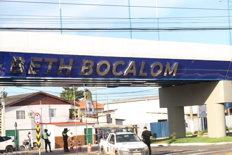 Prefeitura de Rio Branco manda colar novamente letra “B” na placa do Elevado da Dias Martins
