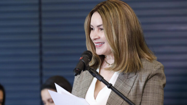 Socorro Neri brinca com meme de final de novela para anunciar entregas ao IFAC feitas com emendas do seu mandato
