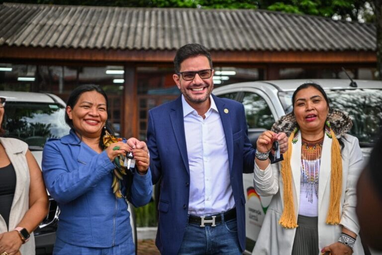 Governador Gladson Camelí reforça apoio a povos indígenas com entrega de novos veículos