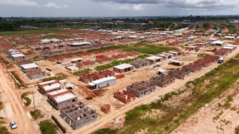 Governo do Acre está construindo 800 casas populares; primeiras entregas ocorrem em 2025