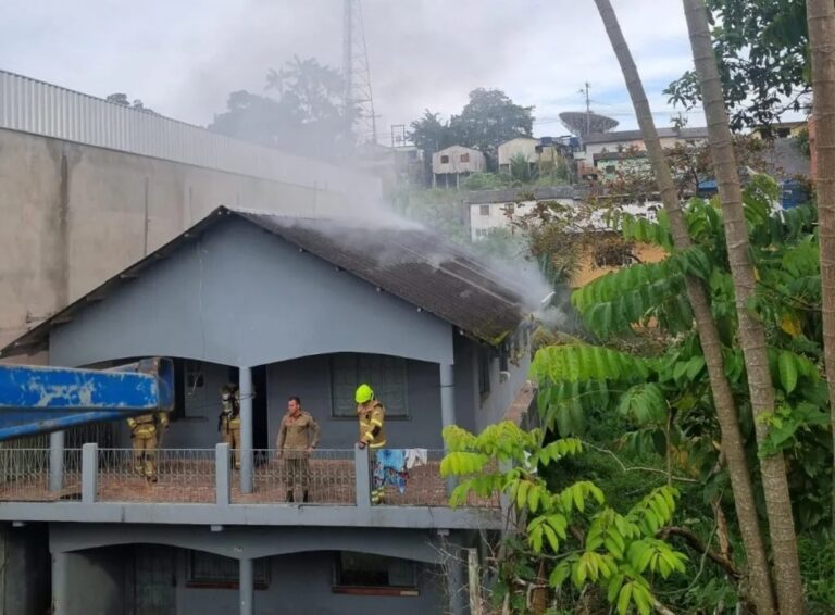 Incêndio atinge residência em Cruzeiro do Sul nesta segunda-feira