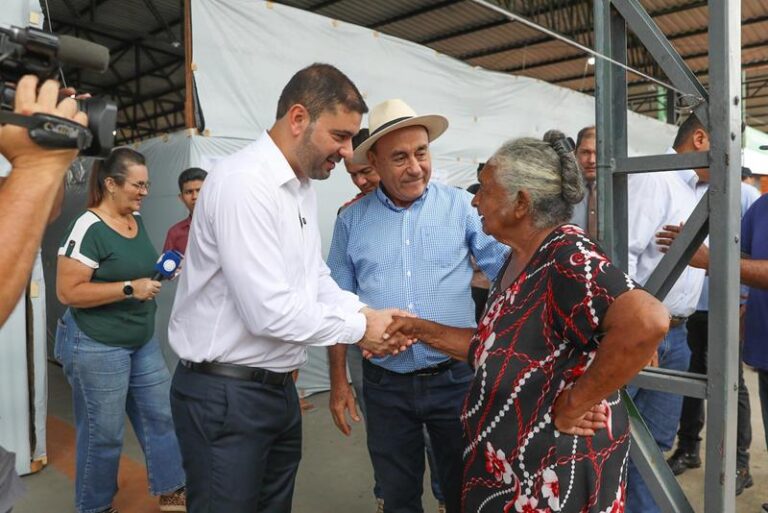 Bocalom apresenta abrigo de afetados pela enchente ao presidente da ALEAC, Nicolau Júnior