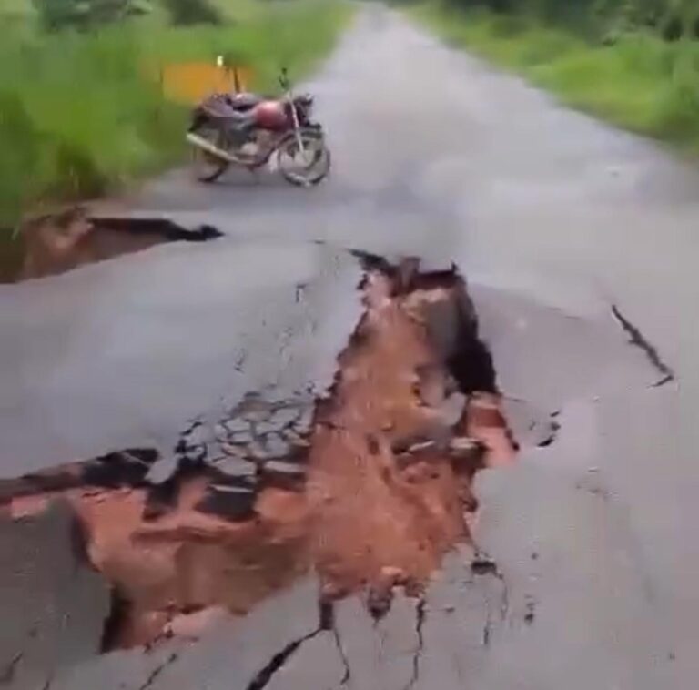 Trecho da estrada de Porto Acre é destruído por erosão nesta quinta-feira