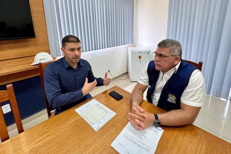 Nicolau visita DERACRE em Cruzeiro do Sul e acompanha planejamento para recuperação de ramais no verão
