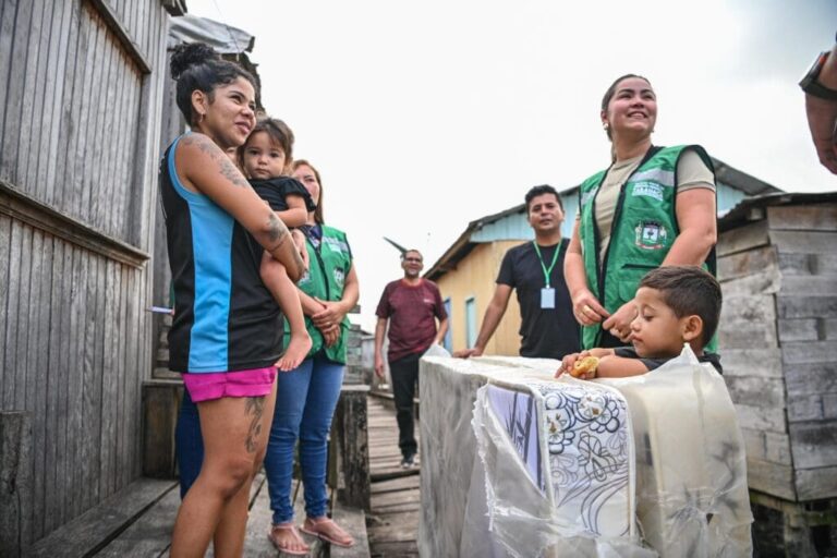 Famílias atingidas pela alagação em Tarauacá recebem colchões e cestas básicas