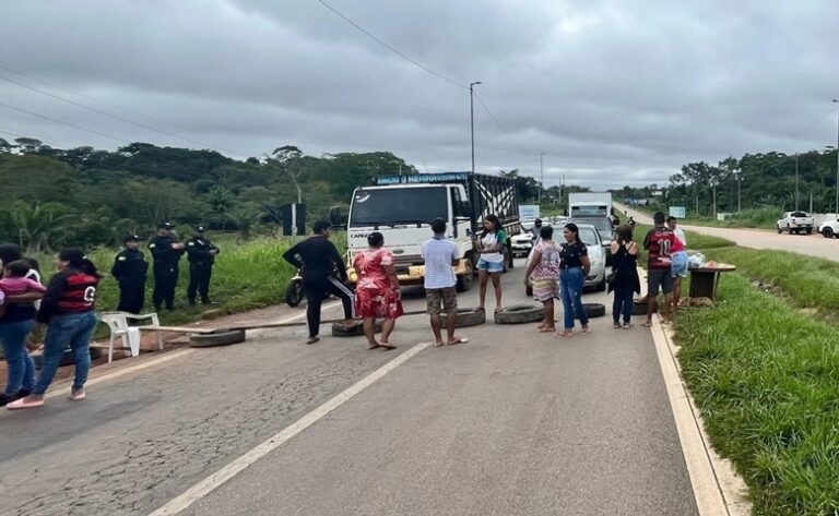 BR-364 é liberada após bloqueio durante protesto em Rio Branco