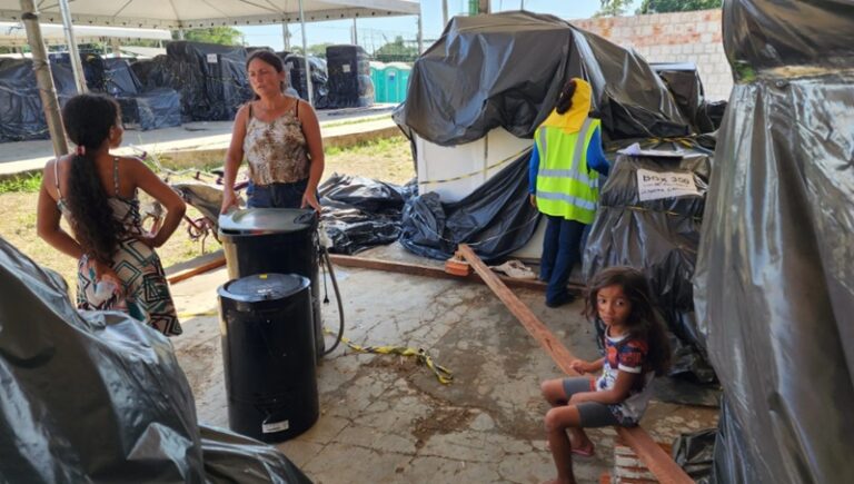 Famílias começam a retornar para suas casas após enchente em Rio Branco