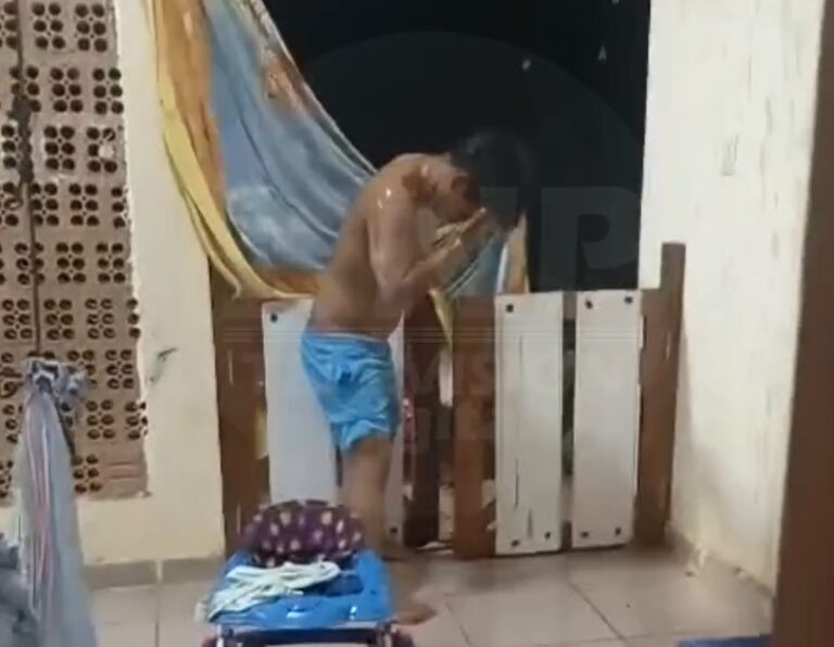 Vídeo: mulher joga gasolina em homem e ateia fogo no corpo da vítima em Cobija