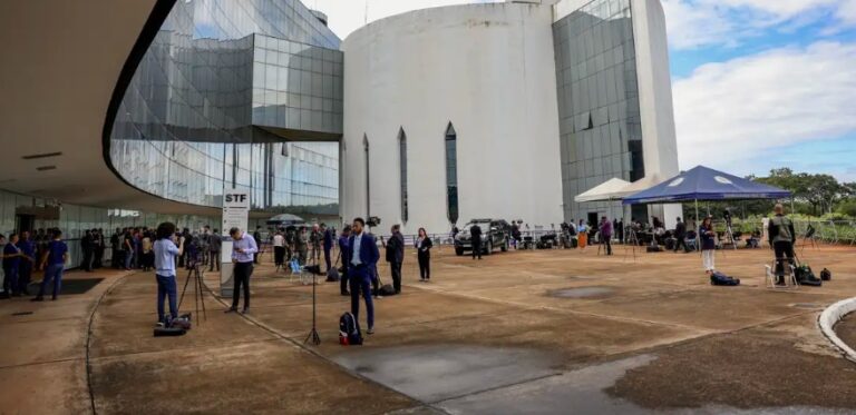 STF decide hoje se Bolsonaro e aliados viram réus pela trama golpista