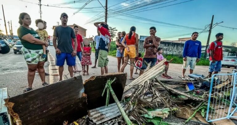 Moradores fecham estrada do Calafate em protesto contra falta de água