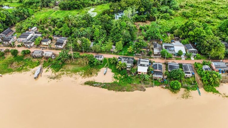 Rio Iaco volta a subir em Sena Madureira deixando moradores em alerta
