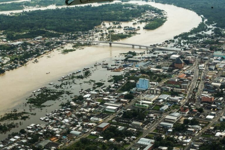 Enchente do Rio Juruá já afeta mais de 150 casas em Cruzeiro; famílias são levadas para abrigo