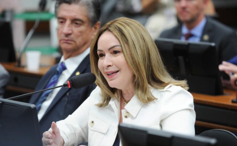 Deputada Socorro Neri propõe projeto que criminaliza o abandono afetivo de crianças e adolescentes