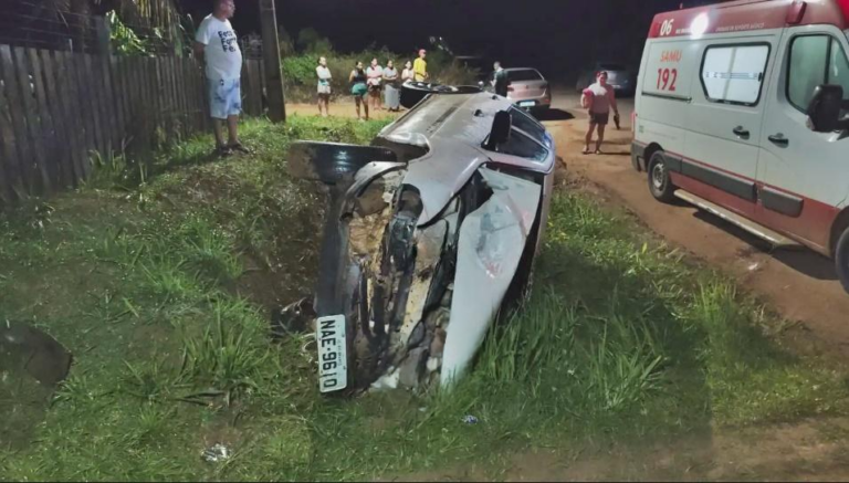 Mulher flagra marido com suposta amante, joga carro contra moto e tomba veículo em Rio Branco